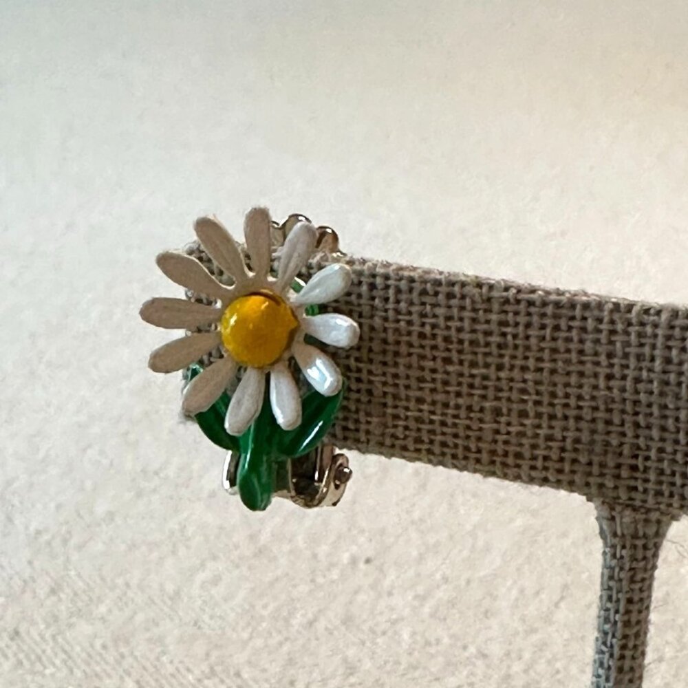 Vintage Daisy Clip-On Earrings Retro Floral Design Yellow & White Enamel Metal - Picture 7 of 11